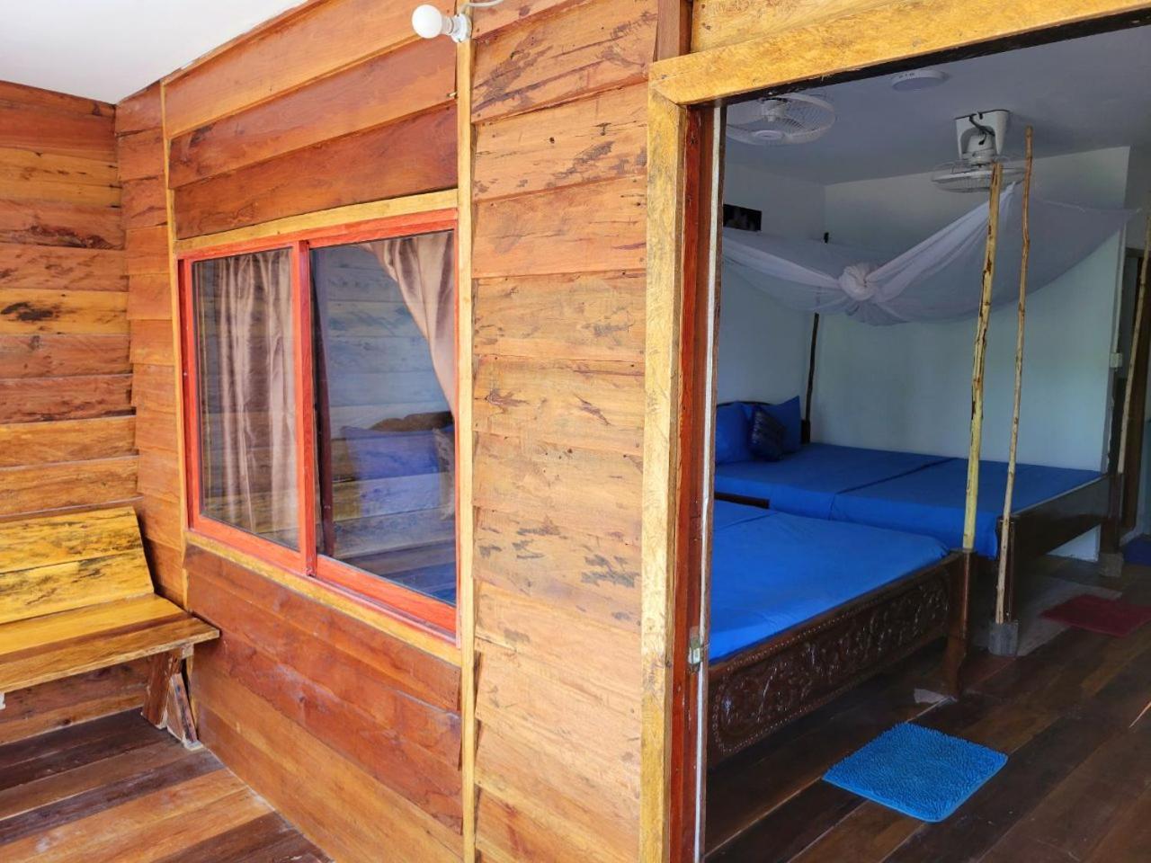 Mangrove Lodge *